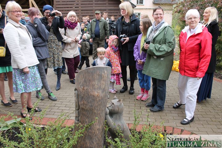 Atklāj rakstniekam Kārlim Ķezberam veltītu piemiņas zīmi