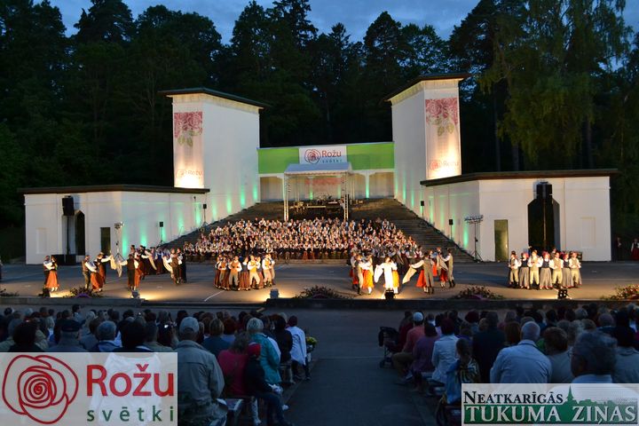 Rožu svētkus ieskandina kori un dejotāji /FOTO/