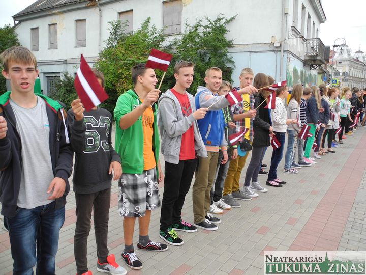 Tukuma novada skolu skolēni sadodas rokās Baltijas ceļā /FOTO/