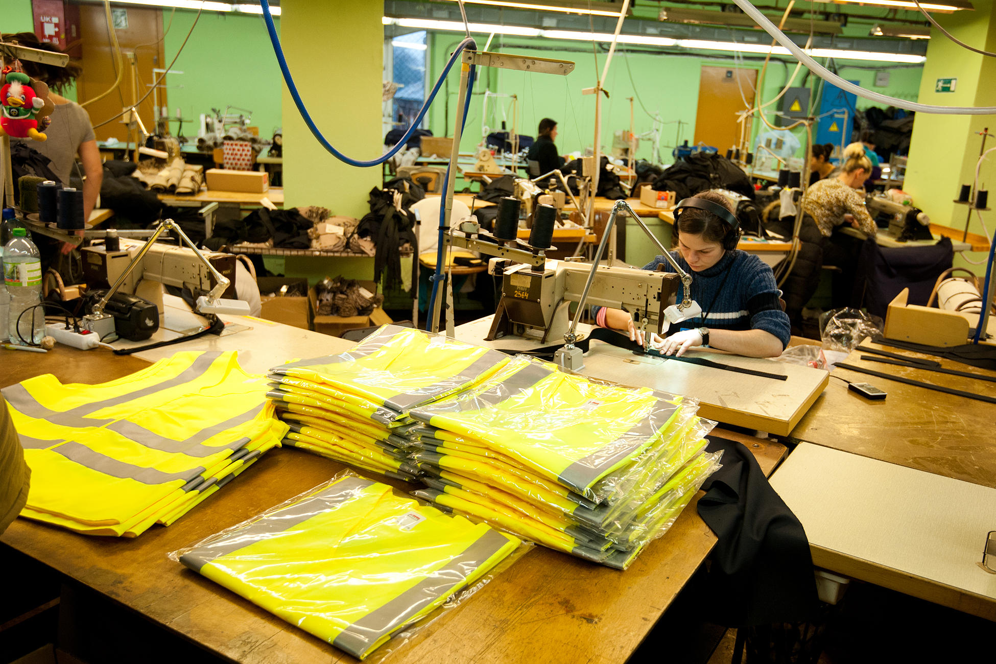 Ieslodzītie gājējiem uzšuvuši 500 atstarojošās vestes