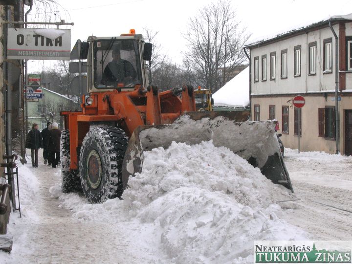 Iestājoties ziemai, rītos daudzviet Tukumā aizliegts apstāties