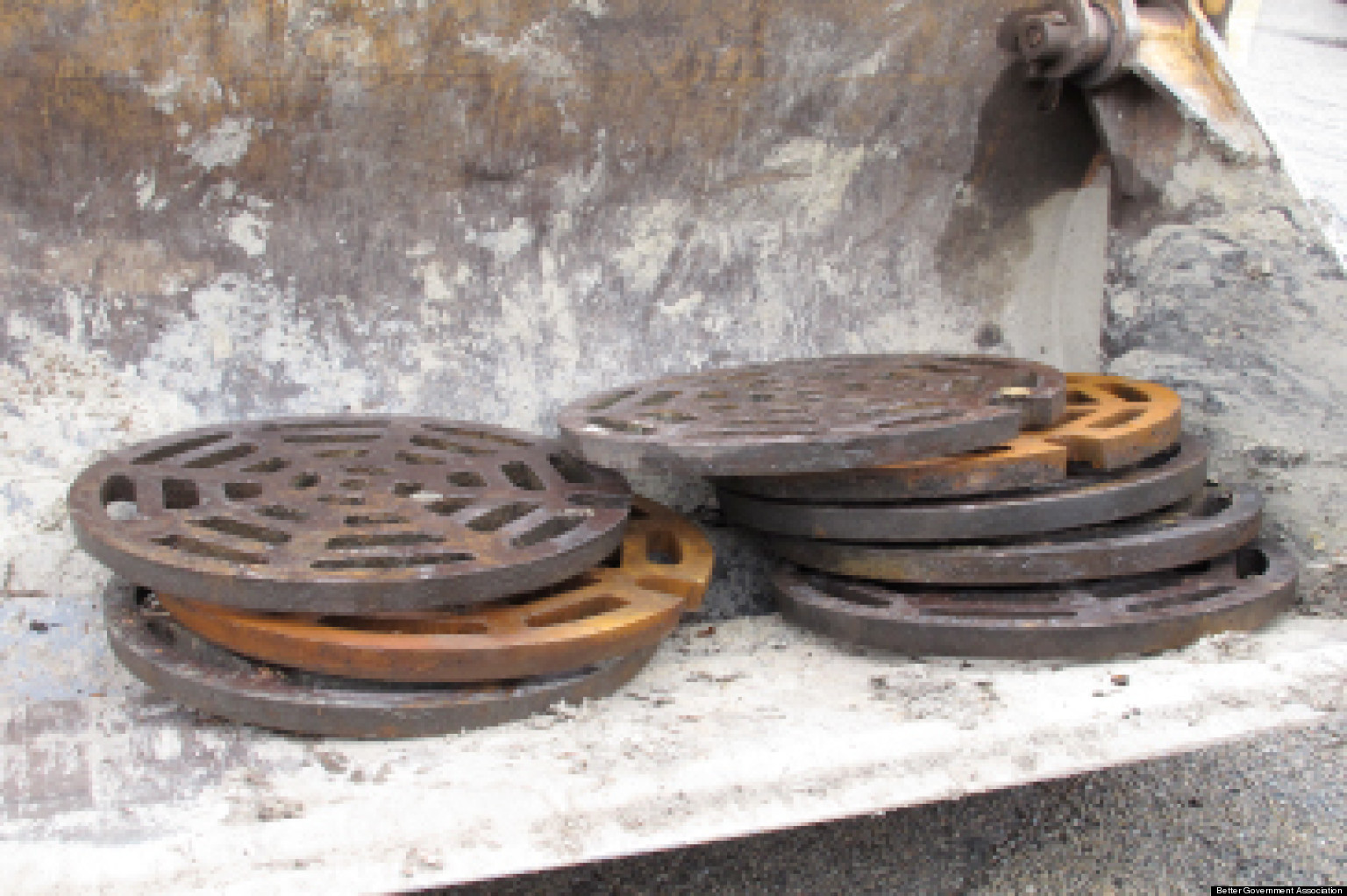 Tukumā atkal nozog metāla akas vāku, Kandavā no cisternas mēģina zagt dīzeli