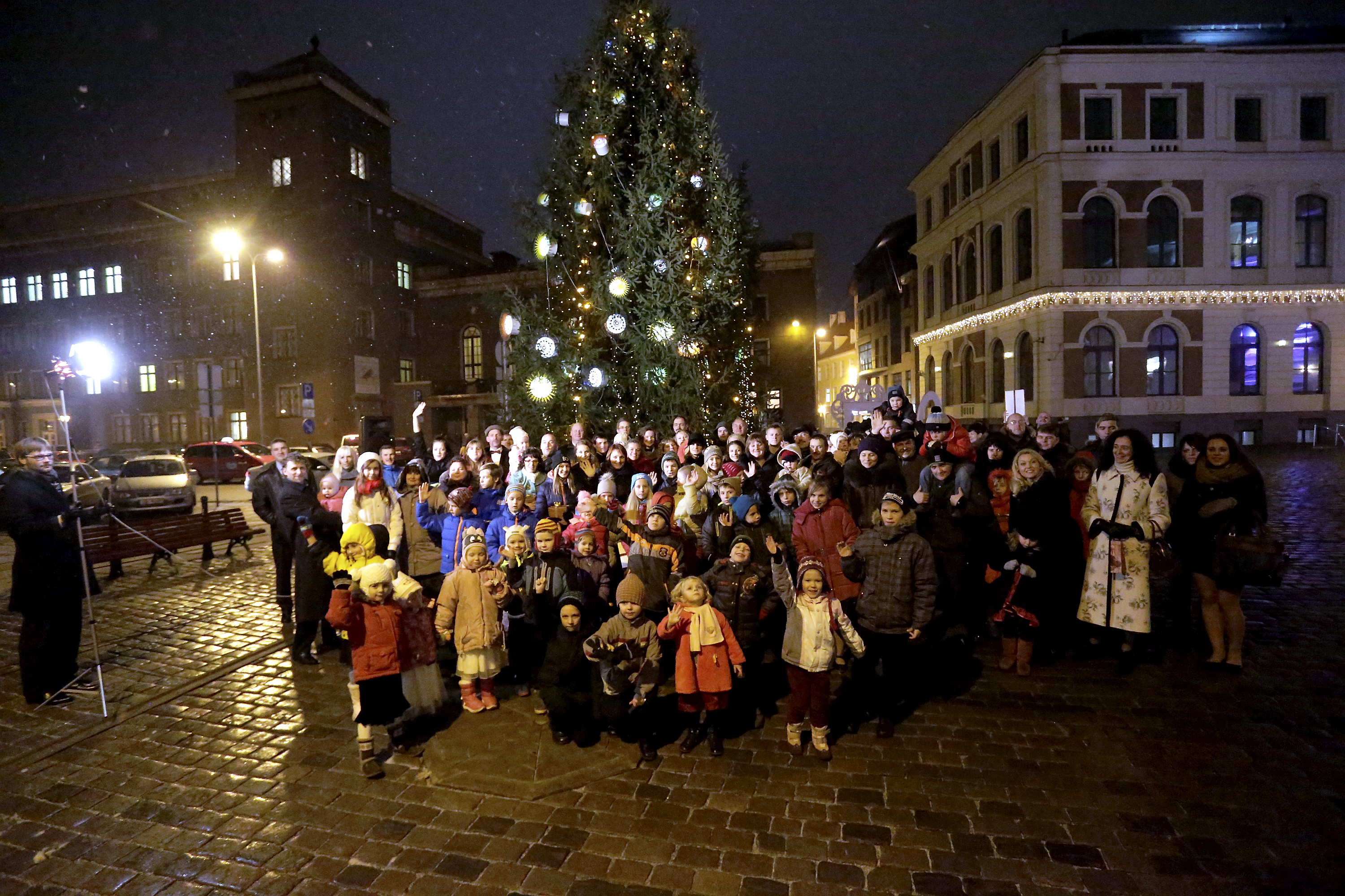 Jaunpils un Kandavas novada ģimenes iededz Rīgas svētku egli kopā ar prezidentu /FOTO/