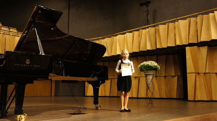 Tukuma Mūzikas skolas audzēkne Eva Blumberga uzstājas Vidzemes koncertzālē