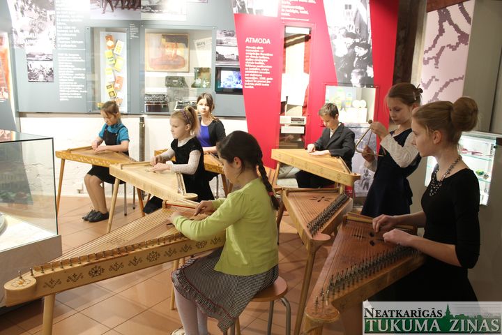 Tukuma Mūzikas skolas koklētāji aizsāk koncertu ciklu Pils tornī