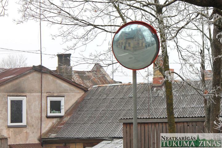 Satiksmes drošībai Tukumā uzstādīts pirmais spogulis