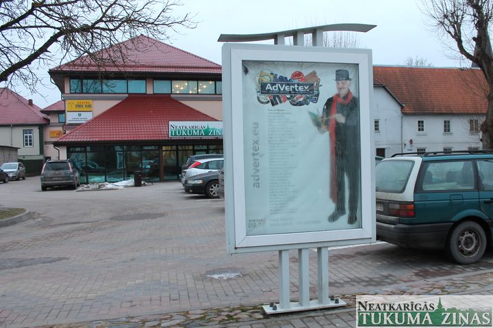 Tukuma novada dome atpērk pilsētas afišu stendus
