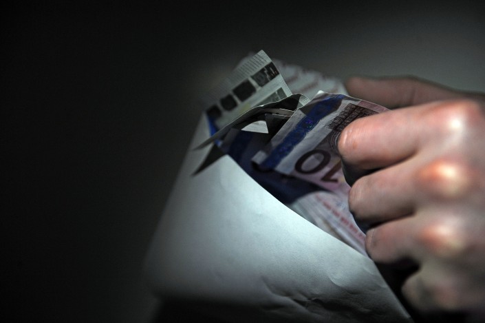 Tukumā un Kandavā aizturēti šoferi – kontrabandas cigarešu pārvadātājs un kukuļdevēji