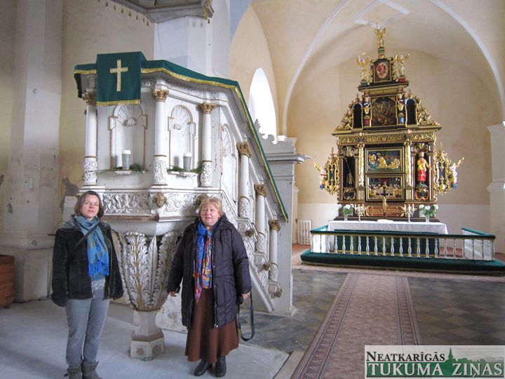 Jaunpils baznīca atgūst restaurēto altāri