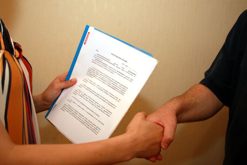 Notāri bez maksas skaidros nekustamo īpašumu darījumu riskus