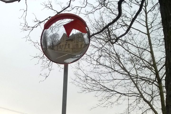 Satiksmes spogulis Tukumā zaudē cīņā ar vandaļiem