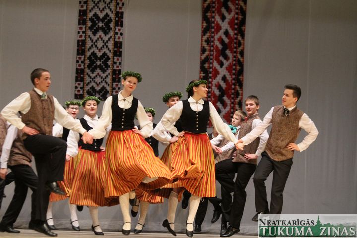 Deju kolektīvi skatē Tukumā /FOTO/