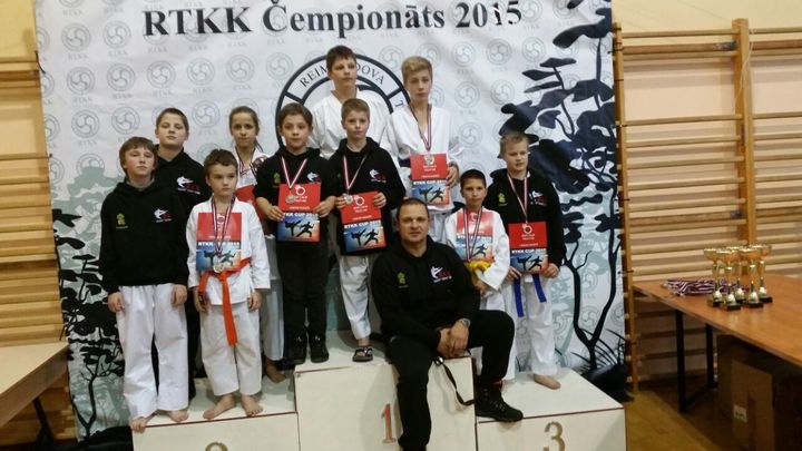 Mazie karatisti demonstrē cīņassparu Reimandova čempionātā