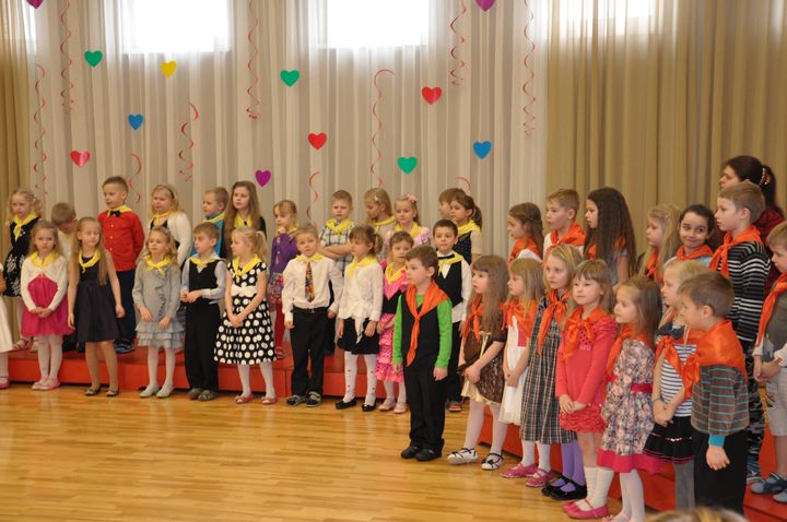 Bērnudārza «Karlsons» bērni ciemos sagaida savas mīļās omes /FOTO/