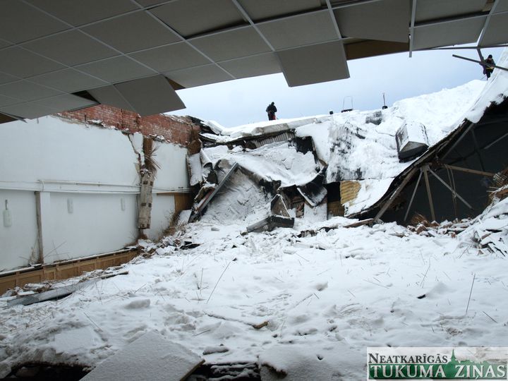 Vai Zemgales vidusskolas zālē ir īsts vai tikai pagaidu jumts?