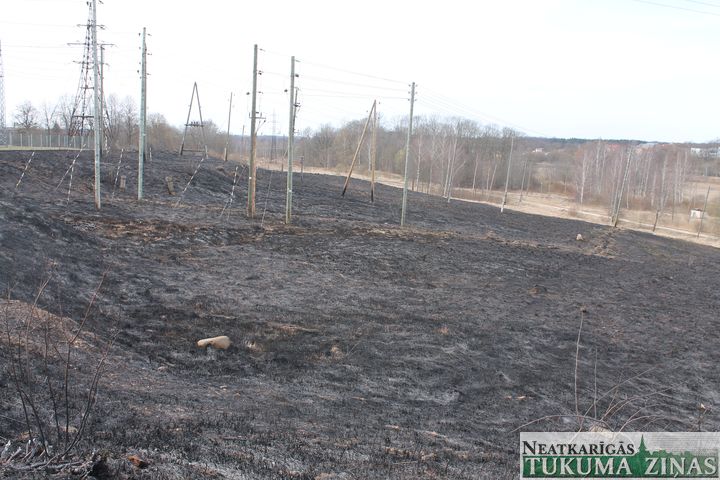 Kūlas ugunsgrēks atstāj Tukumu bez elektrības