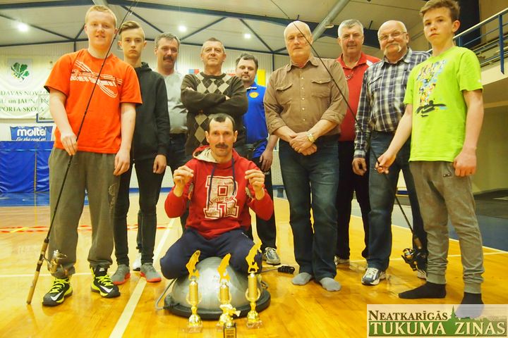 Kandavas makšķernieki tiekas zāles spiningošanā