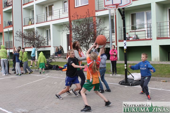 Entuziasti satiekas ielu basketbolā Tukumā /FOTO/