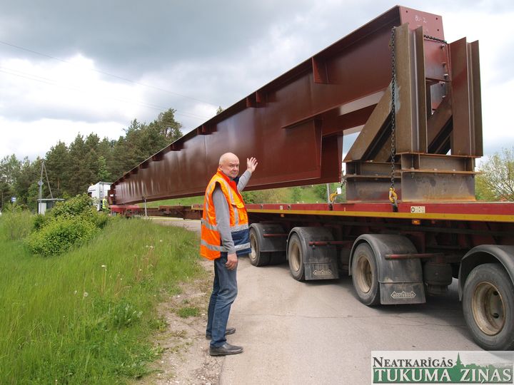 Tukumā transportē lielgabarīta metāla jumta konstrukcijas