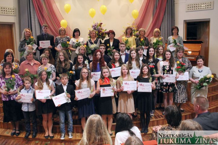 Tukuma domes naudas balvas 117 skolēniem un 53 skolotājiem /FOTO/