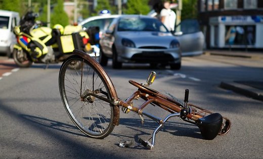 Slimnīcā nonāk kārtējais satiksmes negadījumā smagi cietušais velosipēdists