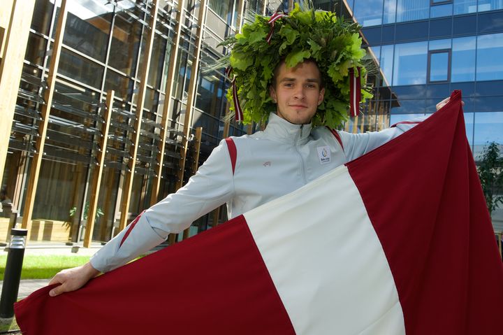 Lauris Strautmanis Baku stadionā ienes Latvijas karogu