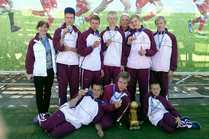 Dzirciema internātpamatskolēni izcīna Zviedrijas futbolista Kima Čelstrēma trofeju