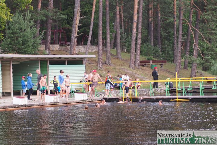 Atjaunota Kandavas peldvieta Teteriņu ezerā