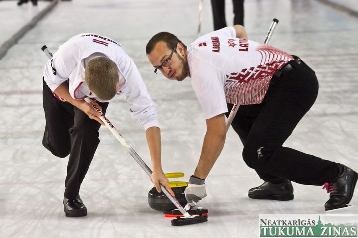 Tukumā sacenšas vairāk nekā 100 kērlingisti /FOTO/