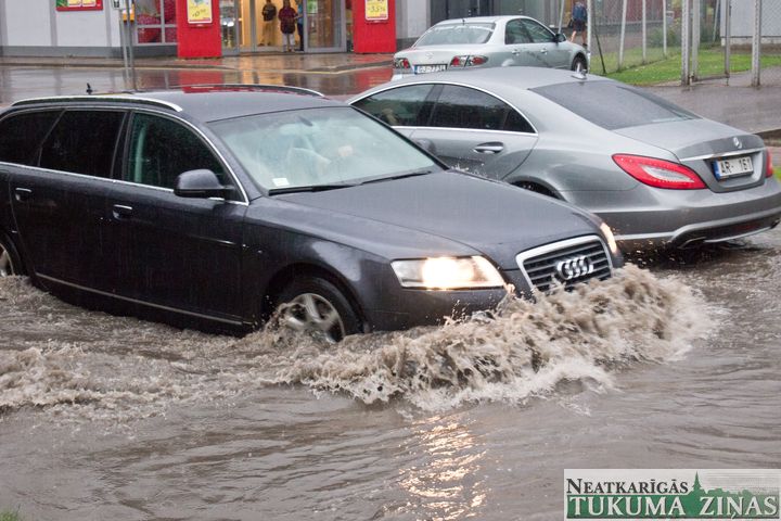 Tukumā otrdien “mazliet” lija /pievienots VIDEO/