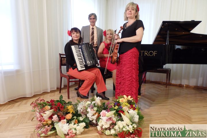 Tukuma muzikālais trio «Noskaņa» prezentē albumu «Con brio»