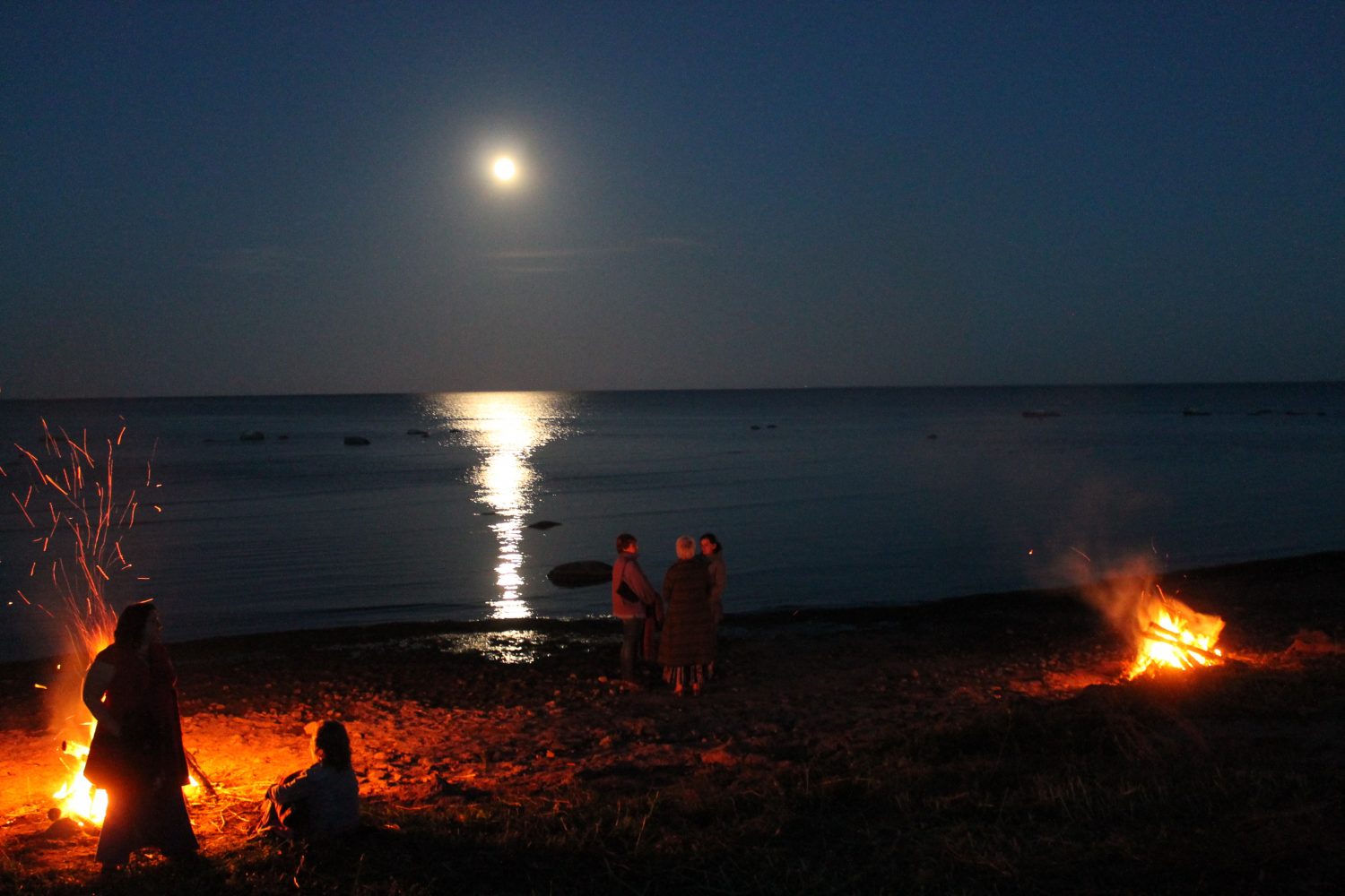 Ugunskuru nakts jūras krastā