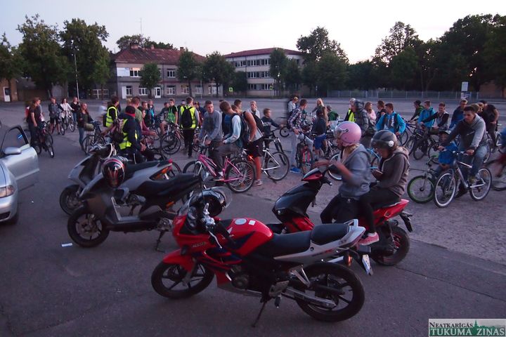 Tukuma jaunieši ar velosipēdiem jeb Nakts putni rīko riteņbraukšanas pārbraucienus