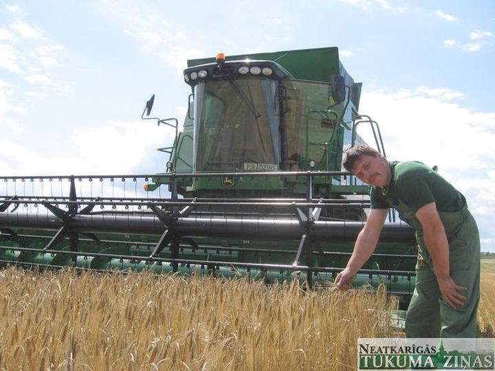 Kandavas pagastā dedzis kombains, esiet uzmanīgi labības kulšanas laikā