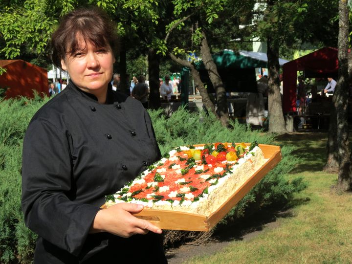 Jaunpils pils krodziņa šefpavāre Sandra Zariņa uzvar konkursā «Siera un maizes sāļā torte»