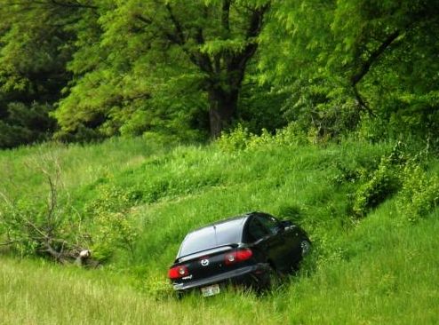 Aizvadītajās dienās vairākas avārijas – kāds iebrauc kokā, cits – grāvī