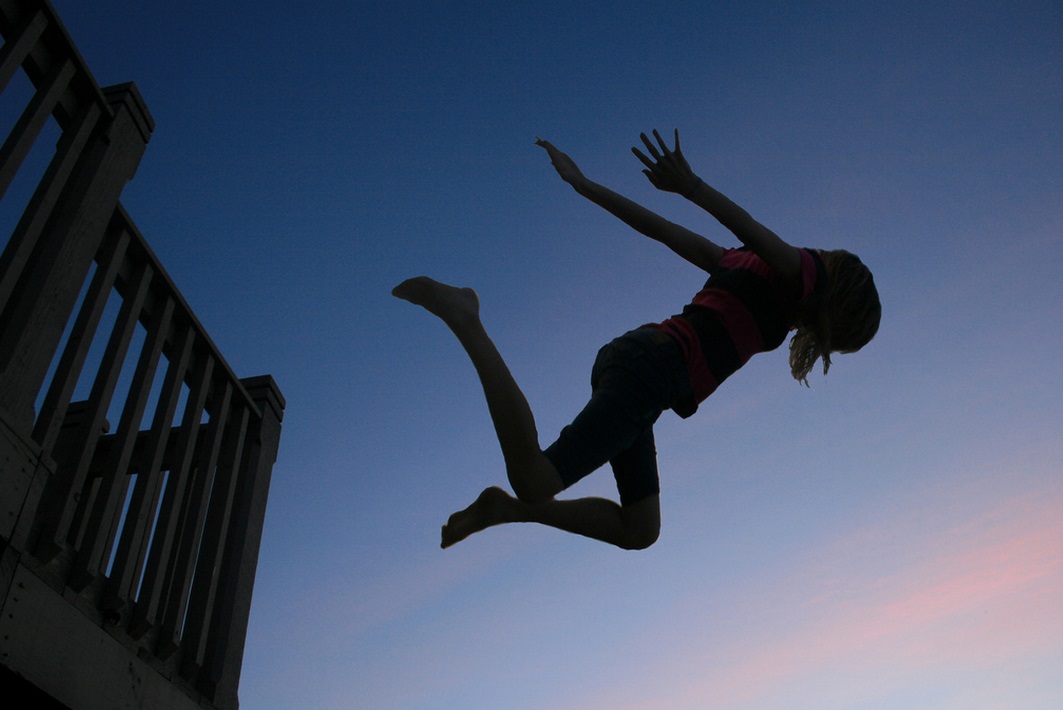 Tukumā no 4. stāva izkrīt sieviete, Kandavas pagastā no jumta nokrīt vīrietis