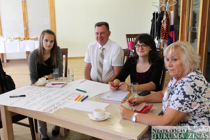 Tukuma jaunieši pie kafijas tases tiekas ar politiķiem /FOTO/