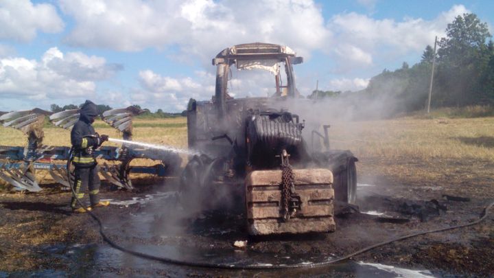 Degolē uz lauka nodedzis traktors /FOTO/
