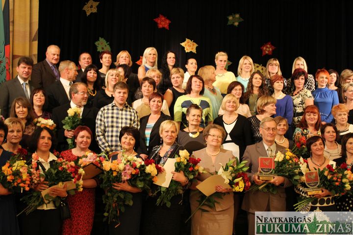 Sirsnīgi paldies un ziedi Engures novada skolotājiem /FOTO/