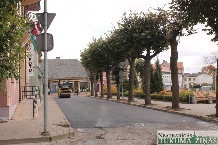 Tukumā noris pēdējie asfaltēšanas darbi