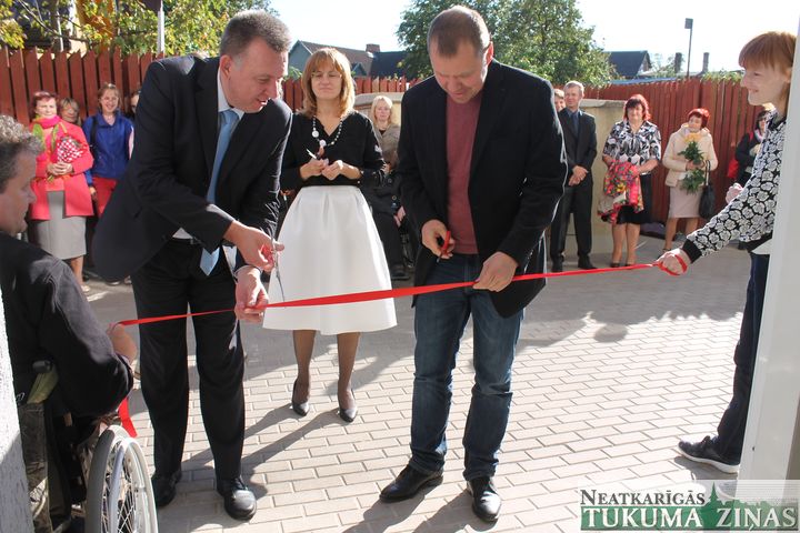 Tukumā atklātas dienas centru jaunās telpas /FOTO/