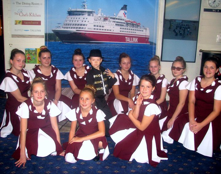 Tukuma bērnu vokālā grupa «Varavīksne» priecē klausītājus uz prāmja Rīga-Stokholma-Rīga