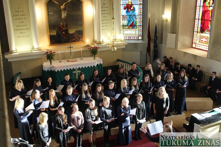 Tukuma Raiņa ģimnāzija velta koncertu Latvijai dzimšanas dienā /FOTO/