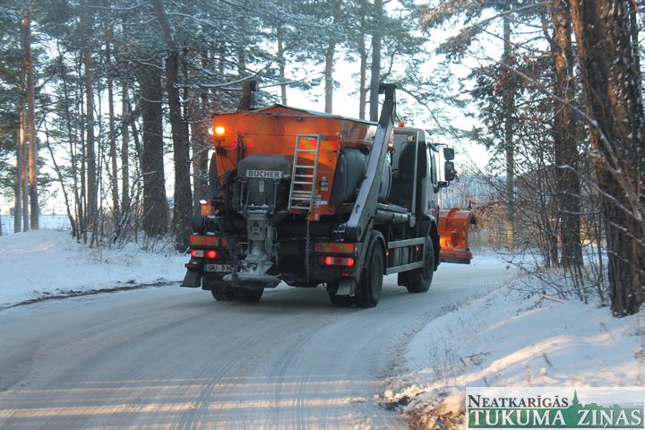 Tukumā autovadītājus aicina mašīnas neatstāt ielu malās