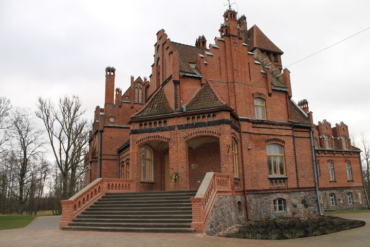 Jaunmoku pilī atjaunotas galvenās ieejas kāpnes