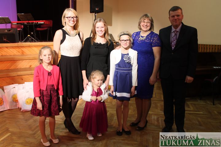 Latvijas Bērnu fonds sveic Tukuma novada daudzbērnu ģimenes /FOTO/
