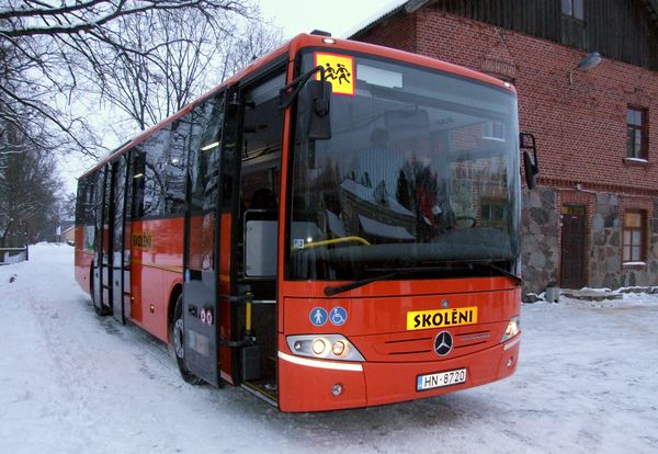 Slidena ceļa dēļ Džūkstē skolēnu autobuss iebrauc grāvī
