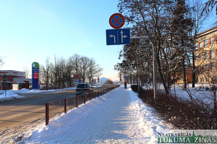 Tukumā trūkst autostāvvietas gan pie skolām, gan pie daudzdzīvokļu mājām