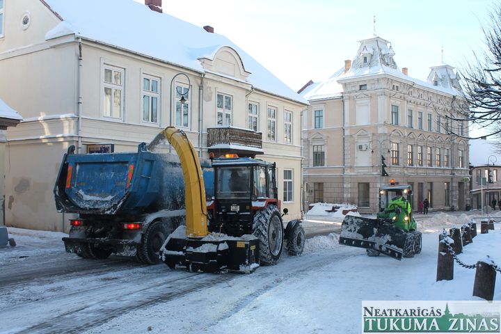 No Tukuma izved sniegu, autovadītājiem jātīra teritorija ap savu auto